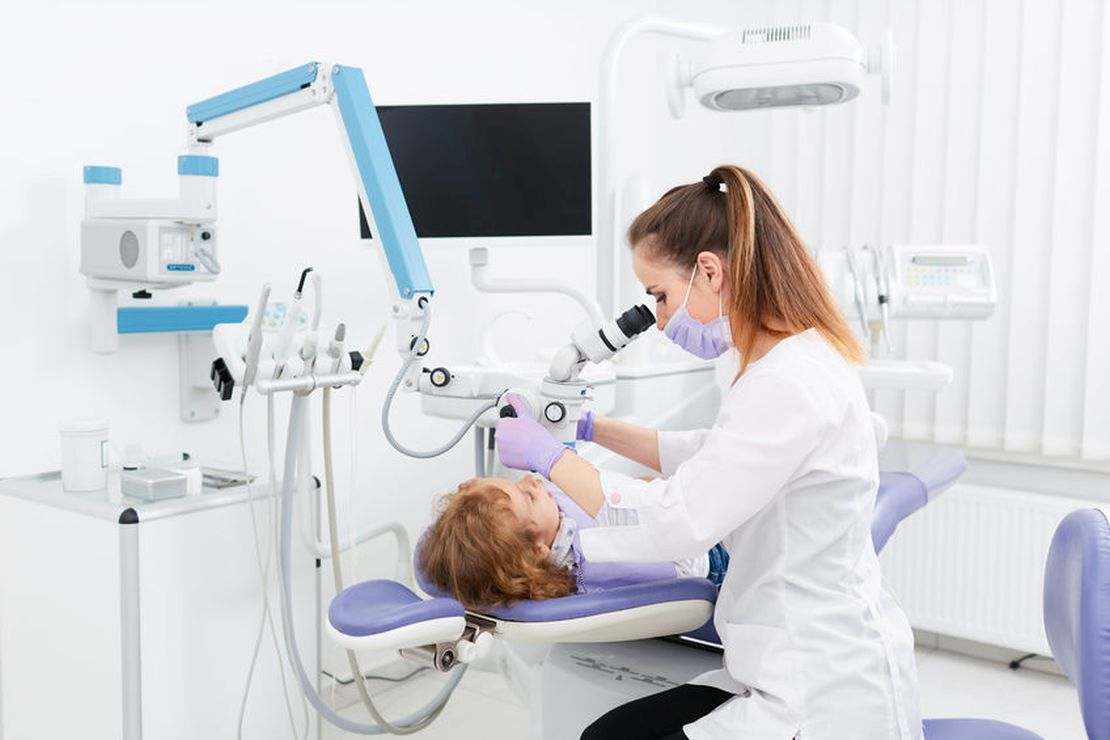 Pierwsza wizyta u dentysty z dzieckiem – jak się przygotować?