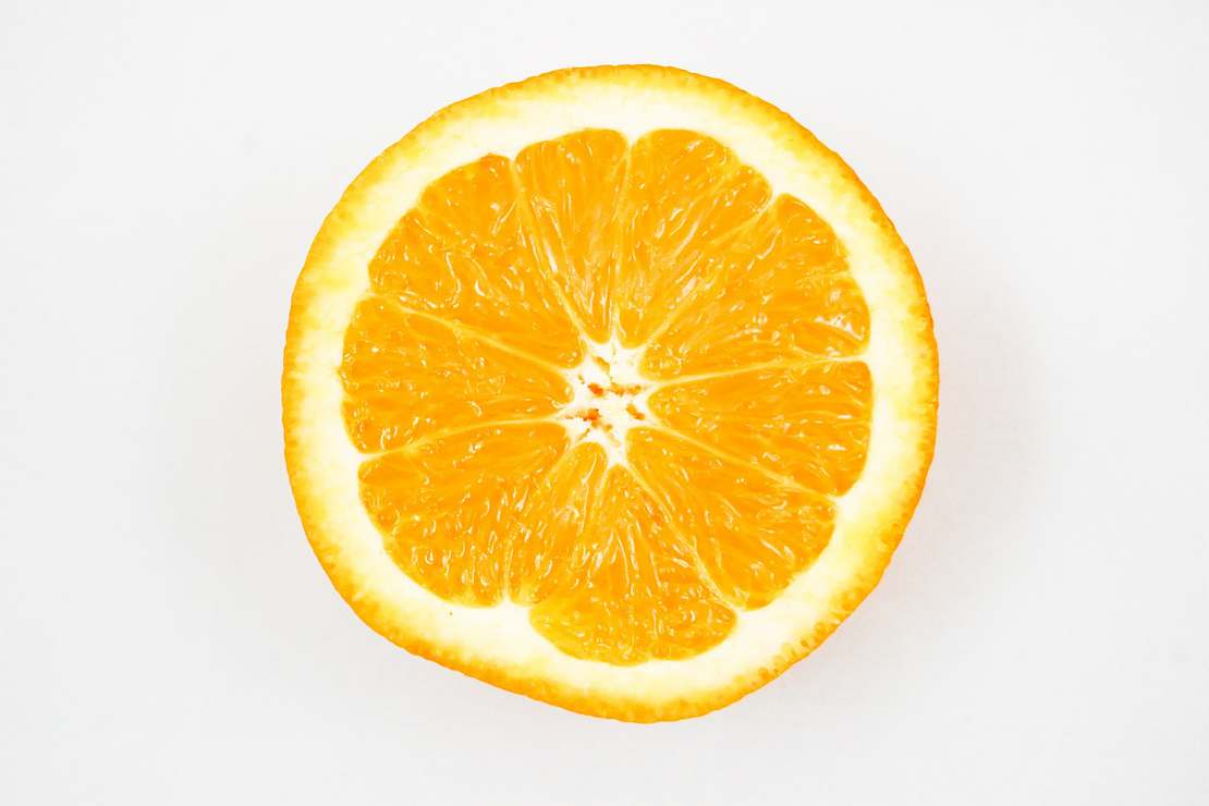 Czy „pomarańczowy” został tak nazwany od owocu, czy było odwrotn