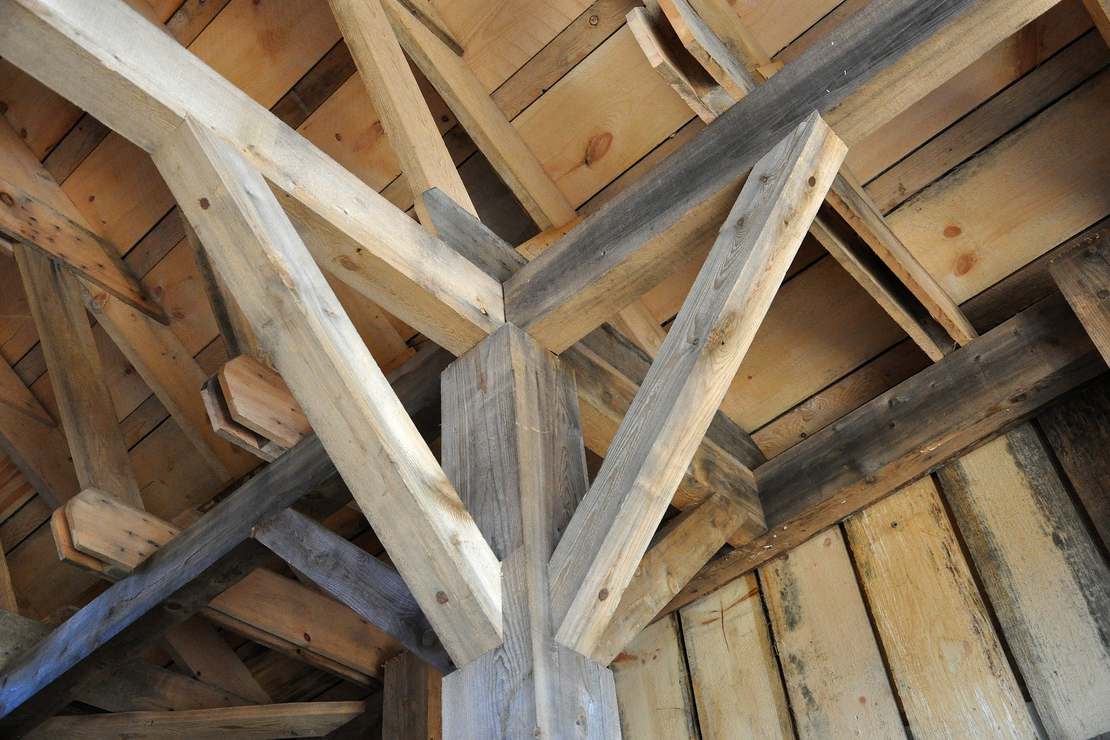 Drewniane belki - poznaj ich zastosowanie