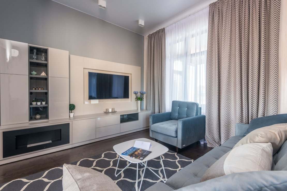 Szafki RTV do salonu - na co zwrócić uwagę przy wyborze?