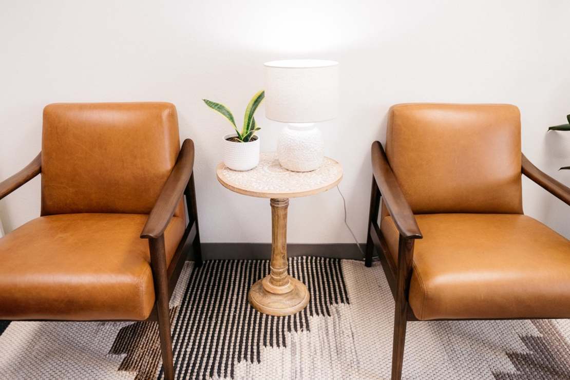 Stare meble - naprawiać czy wymieniać na nowe?