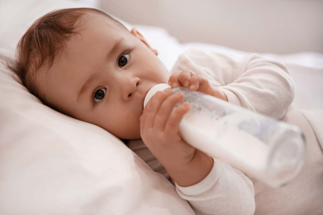Choroba syropu klonowego - dziecko pijące z butelki mleko.