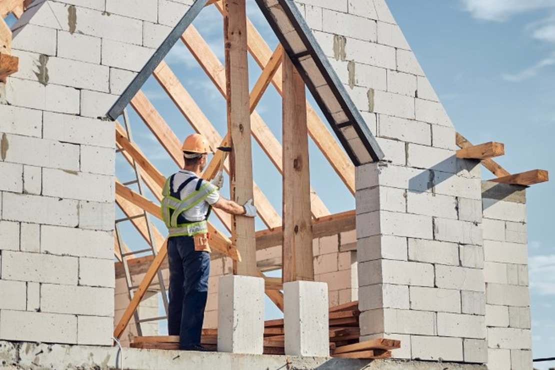 Budowa domu - samodzielnie czy z ekipą budowlaną?