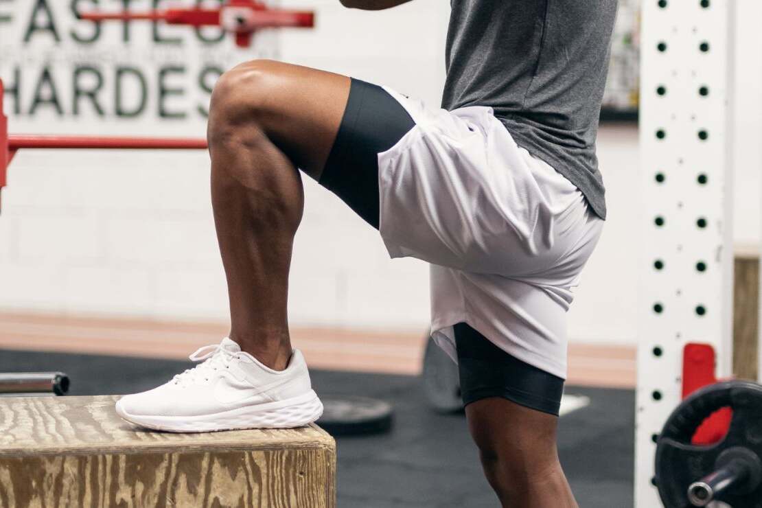 Krótkie spodenki czy długie spodnie na siłownie? Które wybrać?