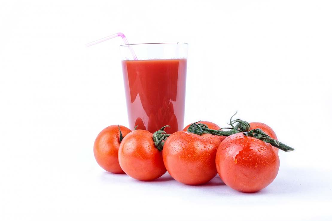 Dlaczego sok pomidorowy smakuje tak dobrze podczas lotu samolote