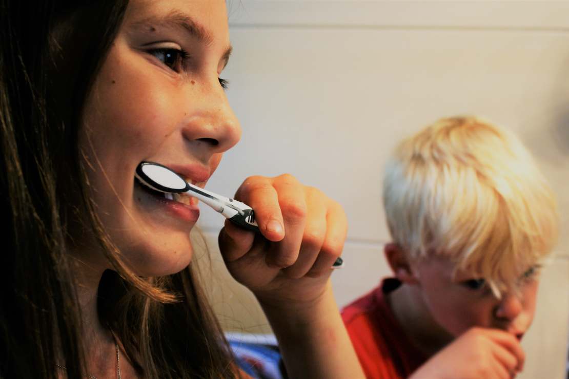 Mycie zębów w 10 sekund bez używania rąk – to możliwe! Poznajcie