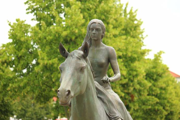 Lady Godiva – poznajcie historię nagiej kobiety na białym koniu