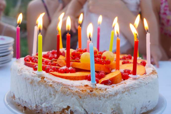 Historia tortu urodzinowego i świeczek