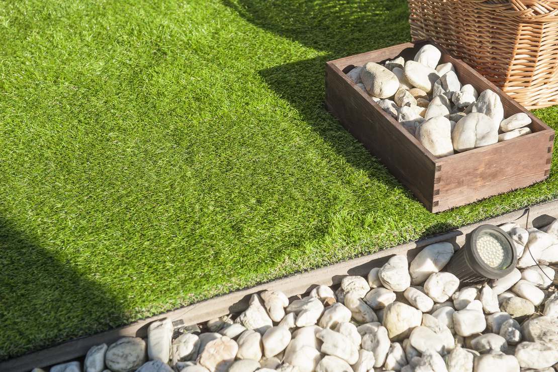 Sztuczna trawa na taras – jak wybrać najlepszą?