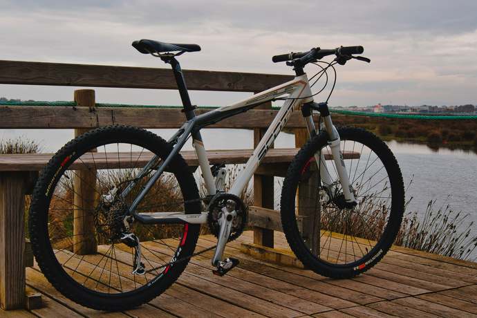 Rower crossowy - na co zwrócić uwagę przy jego wyborze?