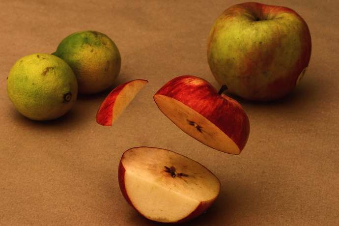 Dlaczego przecięte na pół jabłko brązowieje?