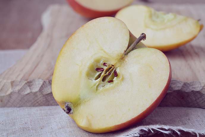 Cyjanek w nasionach jabłka to nie mit. Dowiedź się, jaka ilość m