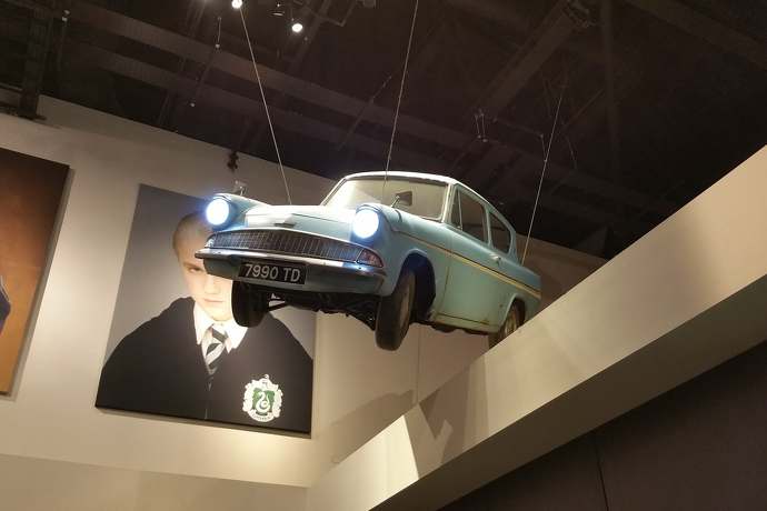 Warner Bros. został założony przez biznesmenów polskiego pochodz