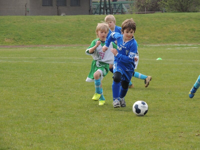 Dziecko grające w piłkę nożną
